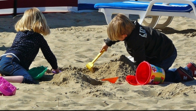 La ce riscuri se expun copiii care mănâncă nisip pe plajă