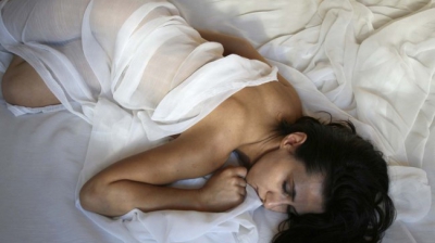 De ce este bine să dormi fără pijama. Motivul te va surprinde 