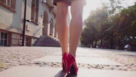 După divorţ, noua iubită se mută în casă. Când vede ce i-a făcut fosta soţie, îşi pierde minţile!