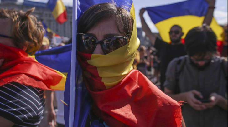 "Nu cedăm!" Românii s-au strâns pentru a treia zi de proteste în Piața Victoriei și în marile orașe 