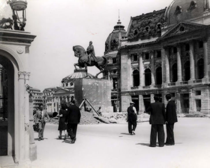 Imagine de arhiva: statuia originala a Regelui Carol, in Piata Palatului (1944)