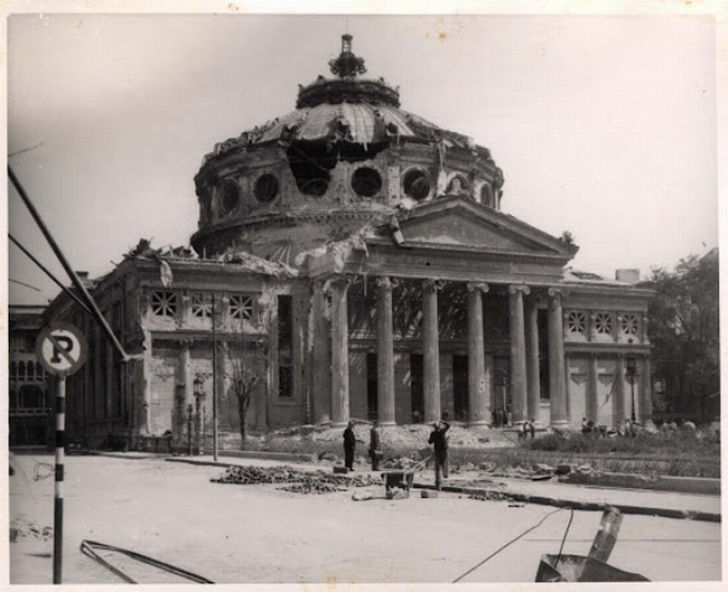 Imagine de arhiva: Ateneul Roman dupa bombardamentele din 1944