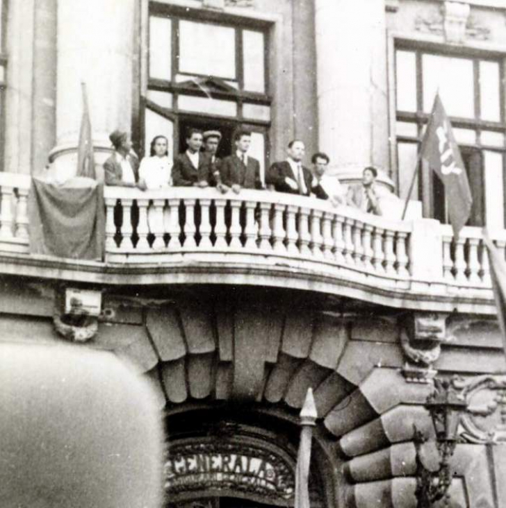Imagine rara: Nicolae Ceausescu vorbind multimii, in Piata Universitatii, pe 30 august 1944. Langa el era Elena Ceausescu