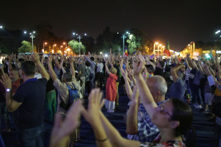 Protest simbolic în Piața Victoriei: 500 de manifestanți cu spatele la Guvern