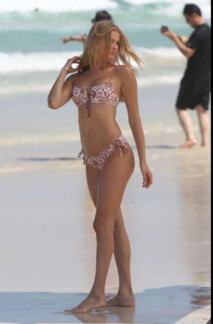 Modelul de la Victoria's Secret prinsă nud pe plajă