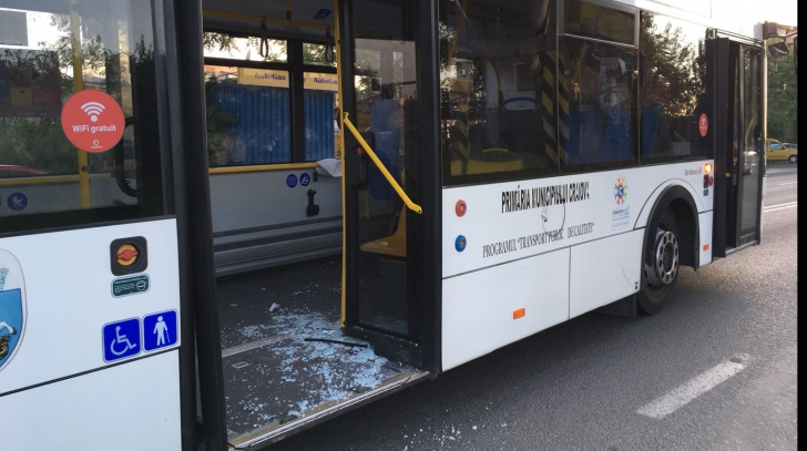 Accident între un autobuz și o mașină, în Craiova. Trei persoane rănite