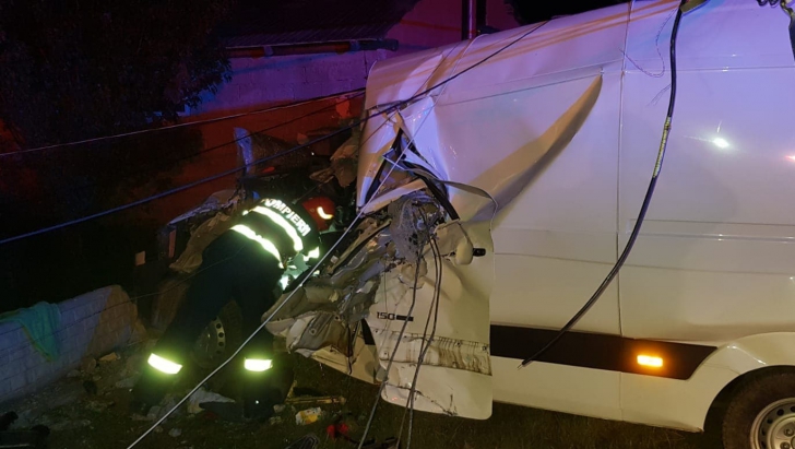 Accident mortal, în Suceava. Coliziune violentă cu un gard şi un stâlp de beton