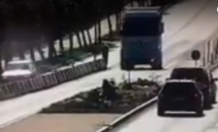Accident dramatic în Suceava, un TIR trece pe roșu și izbește patru mașini (VIDEO)