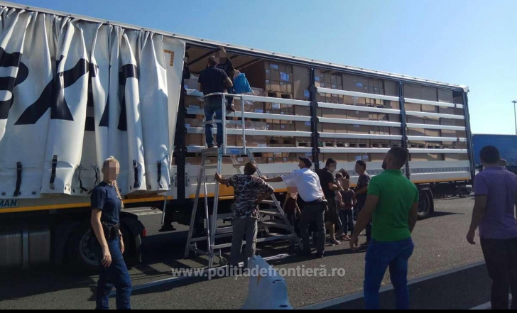 Arad: 42 de migranţi, printre care 16 copii, descoperiți într-un autotren