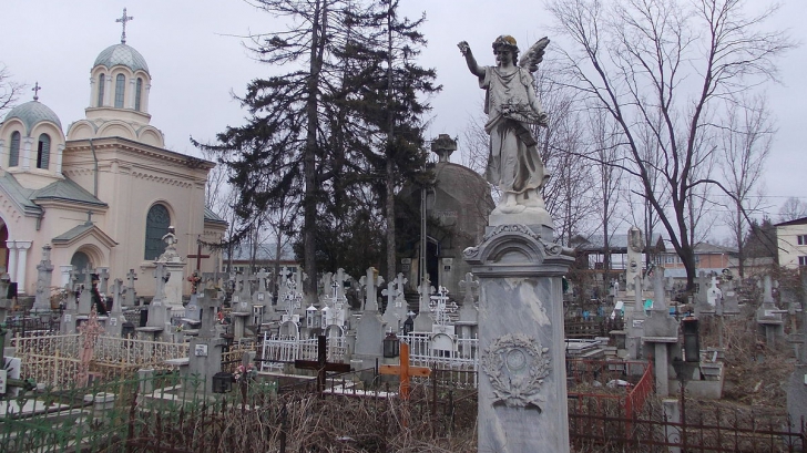 Tragedie stranie la Craiova. Un bărbat a murit strivit de o cruce, într-un cimitir