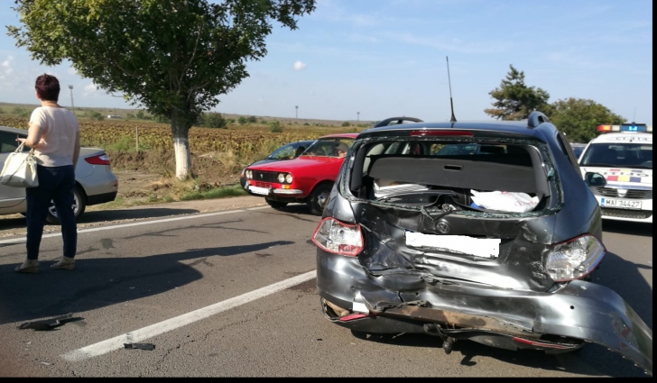 Accident cu trei mașini și două victime în Constanța