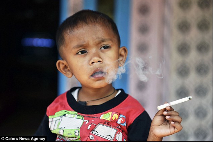 Şocant: Are 2 ani, fumează două pachete şi încearcă "să se lase"