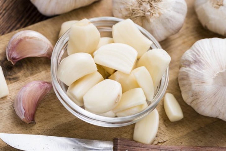 Tot ce trebuie să ştii despre una dintre cele mai în vogă diete: cura cu usturoi