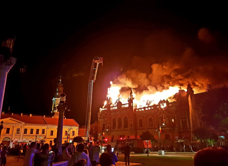Incendiu devastator la Oradea, a ars Palatul Episcopiei greco-catolice (VIDEO)