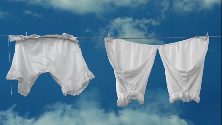 Cât de des ar trebui să spălăm hainele albe ca să nu devină gălbui sau gri