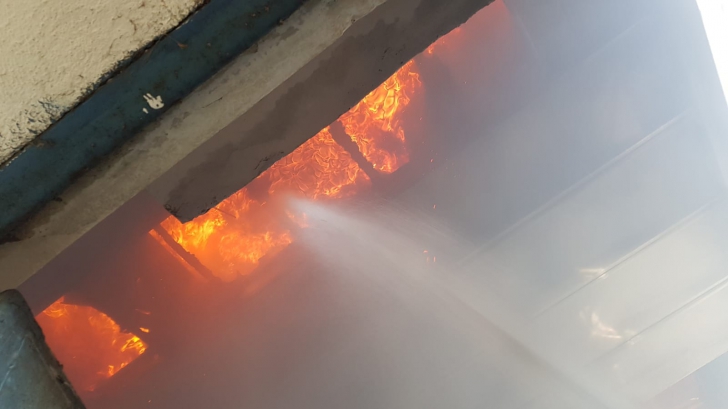 Incendiu puternic în Bacău. Trei autospeciale de stingere, chemate la fața locului
