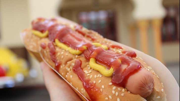 Din ce este preparat, de fapt, hot-dogul. Vei mai cumpăra?