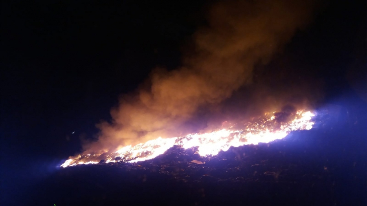Incendiu violent la groapa de gunoi din Arad