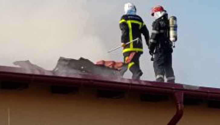 Incendiu puternic la Arad. 20 de persoane, evacuate