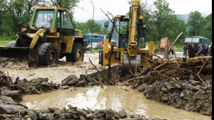A fost potop în Suceava. Drum naţional blocat din cauza inundaţiilor 