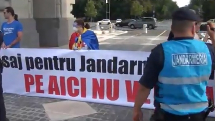 Jandarmii, "interzişi" la Arcul de Triumf: Pe aici nu veţi mai trece (VIDEO) 
