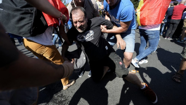 Jandarmeria, prima reacţie după ce oameni paşnici au fost loviţi cu brutalitate la protest