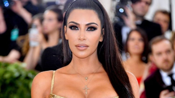 Kim Kardashian şi-a implantat un colier la gât, sub piele, iar acum arată ca un extraterestru