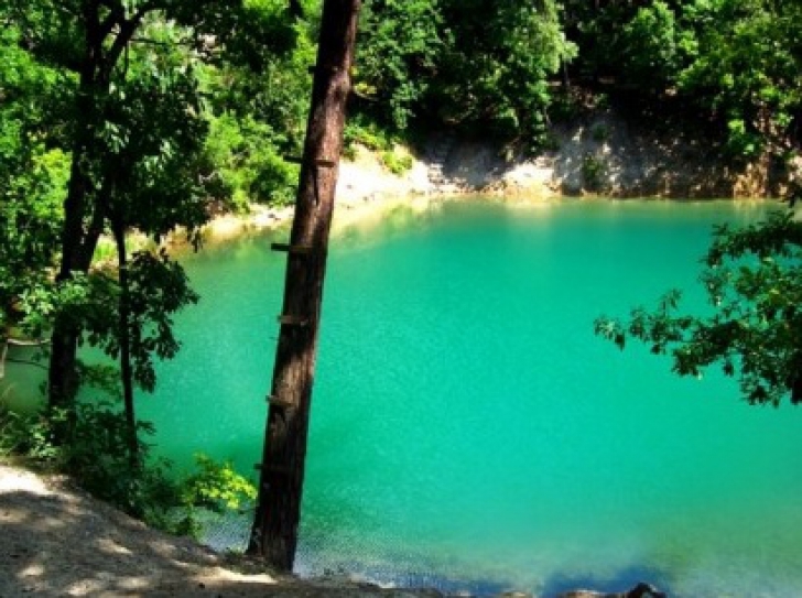 Lacul din România care îşi schimbă culoarea în funcţie de anotimp. Unic în Europa / Foto: laculalbastru.ro