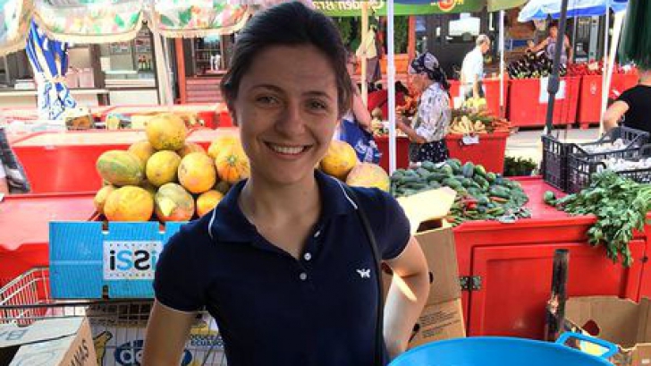 E studentă la medicină și vinde fructe și legume în piață 