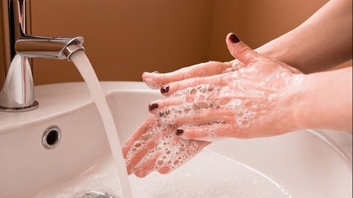 Spălatul pe mâini: mit sau adevăr. Tu ştii cum, când şi de ce te speli pe mâini? 