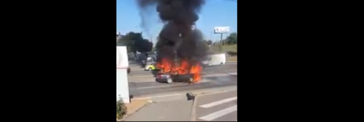 Mașină în flăcări lângă mall
