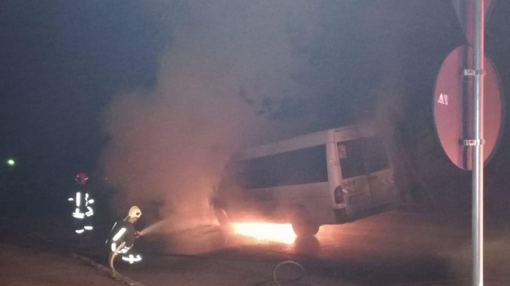 Incendiu violent la Sfântul Gheorghe: un microbuz a fost cuprins de flăcări / Foto: realitateadecovasna.net
