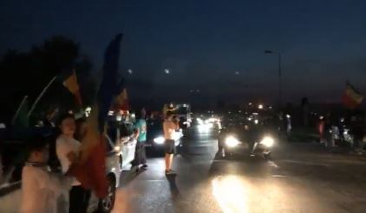 Primii români care participă la mitingul anti-PSD din 10 august au sosit în țară