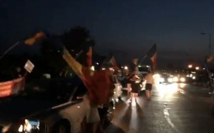 Primii români care participă la mitingul anti-PSD din 10 august au sosit în țară