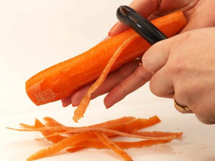 Cum e mai bine să mănânci morcovii: cu coajă sau fără?