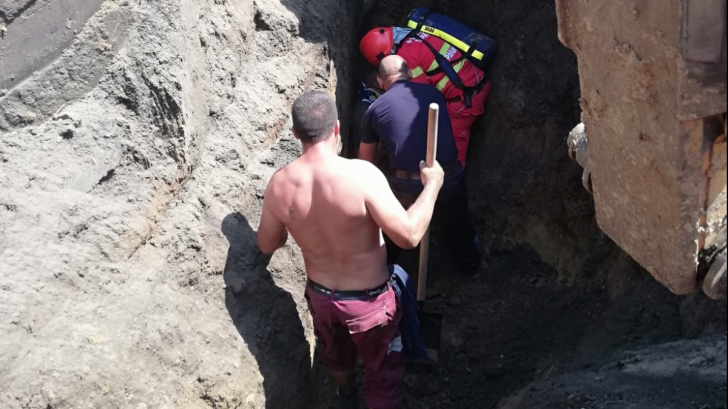 Bărbat surprins de un mal de pământ, salvat de pompieri