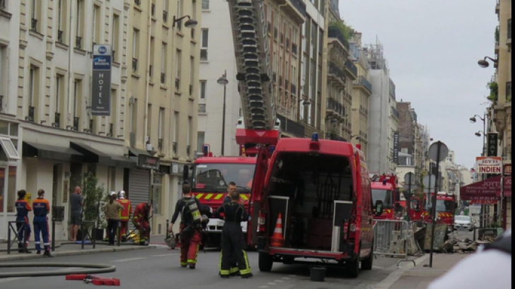 Zeci de turişti, inclusiv români, au fost EVACUAŢI dintr-un hotel din Paris din cauza unui incendiu 