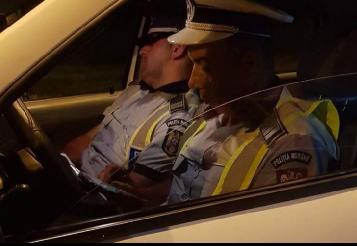 Polițist din Motru, fotografiat în timp ce dormea în mașina de serviciu