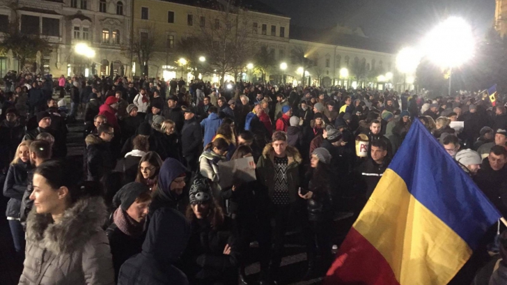 Proteste şi la Cluj: 100 de oameni au stat cu mâinile ridicate şi au purtat pe faţă măşti de gaze