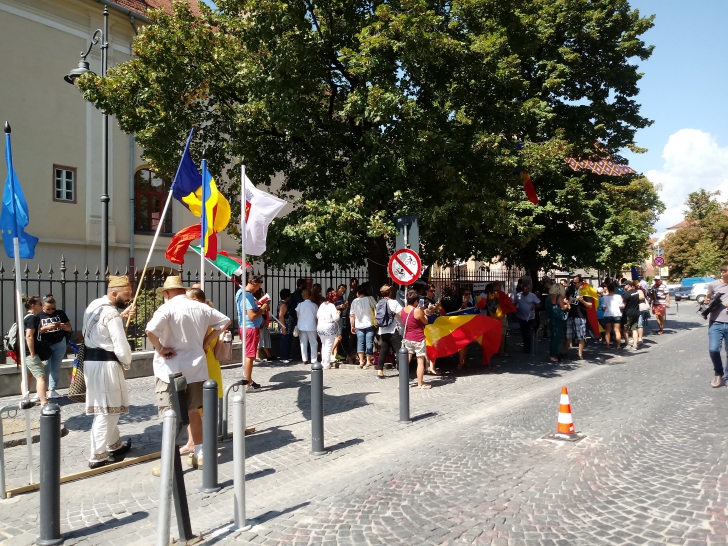 Românii din diaspora au făcut un popas la Sibiu: "Dragnea, nu uita, România nu-i a ta!"