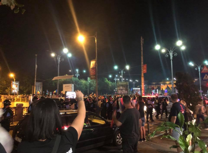 Protest simbolic în Piața Victoriei: 500 de manifestanți cu spatele la Guvern