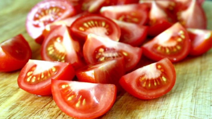 Adaugă acest ingredient în salata de roşii. Îi vei schimba complet gustul! Cine s-ar fi gândit?