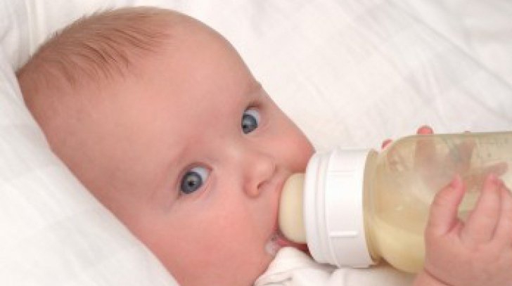 Colicii la bebeluşi: Cum influenţează alimentaţia mamei starea copilului