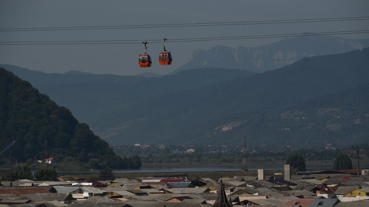 ALERTĂ la Piatra Neamţ. Mai multe persoane sunt blocate în telegondolă. Intervenţie dificilă