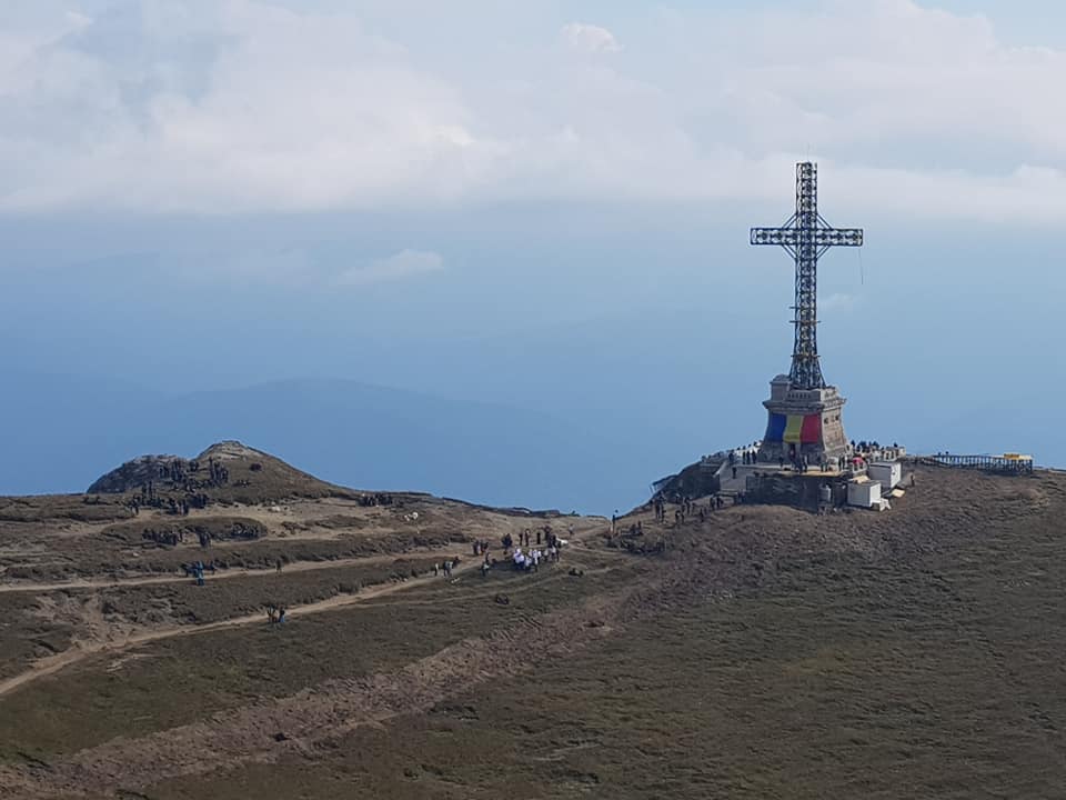 Turistă, rănită grav după ce a căzut de la înălţime pe Valea Caraimanului. Salvatorii au folosit un elicopter pentru a ajunge la victimă VIDEO