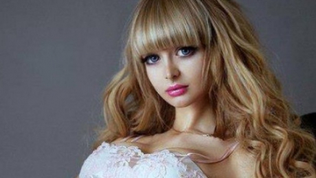 Coşmar pentru rusoaica "Barbie": ţinută cu forţa în casă de părinţi. Să vezi cum arată fără haine!
