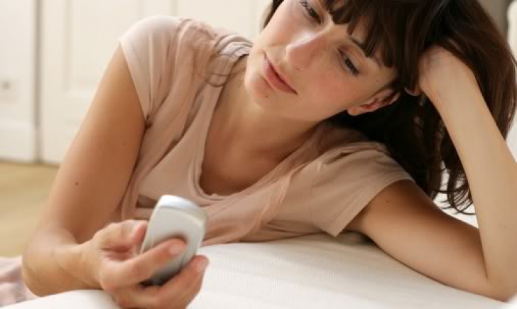 A fost apelată de soţul ei, din greşeală, "din buzunar". Ce a auzit la telefon i-a schimbat viața