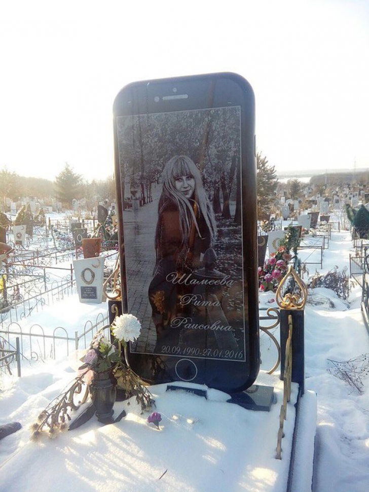 Un iPhone uriaș, piatră de mormânt