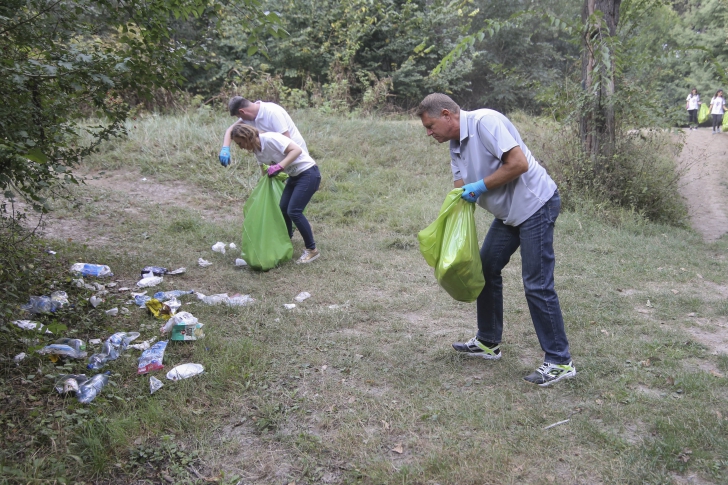 Preşedintele ţării a ieşit la strâns gunoaie: "Natura trebuie păstrată curată"
