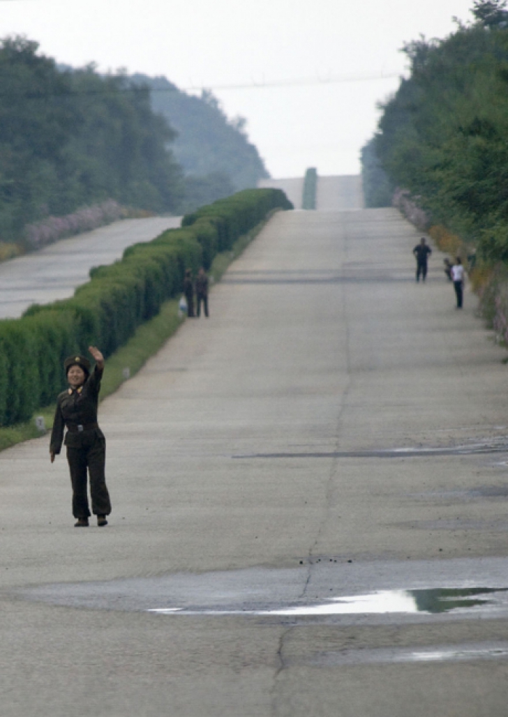 Autostrăzi incredibile, toate goale şi nefolosite. Coreea de Nord, drumuri cum România doar visează
